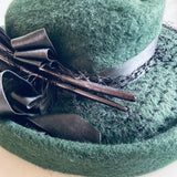 1940s forest green felt tilt hat with black feather trim